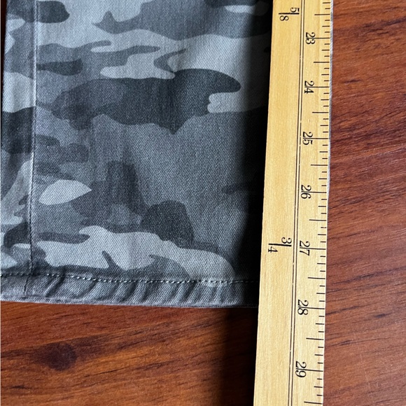 AG‎ the Caden camo trouser size 27R - Picture 10 of 10